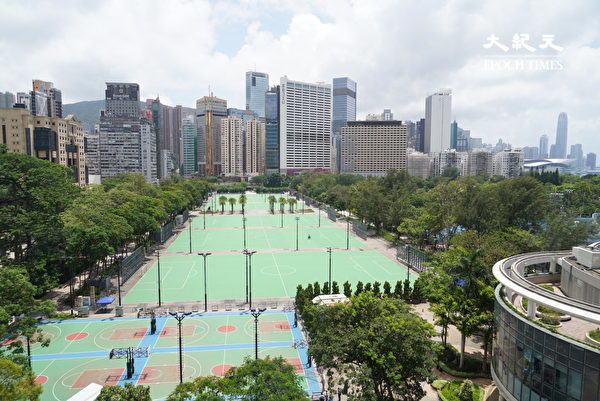 7月1日中午起，香港警方封鎖維園六個球場及草地。（余鋼/大紀元）