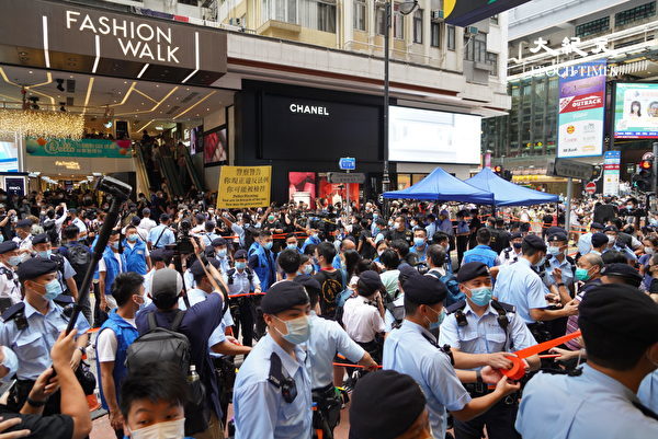 7月1日下午，警方突然闖入銅鑼灣Fashion Walk商場。（余鋼/大紀元）