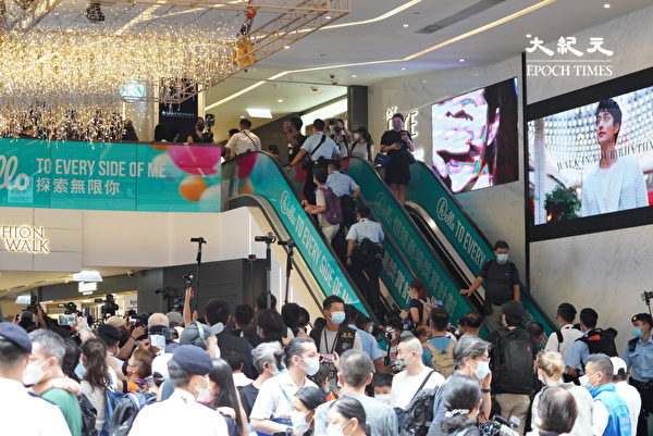 7月1日下午，警方突然闖入銅鑼灣Fashion Walk商場。（余鋼/大紀元）