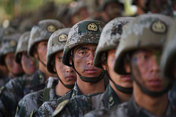 2016年11月25日，中共軍隊參加第六屆中印聯合反恐演習，士兵裝束和打扮都在試圖模仿美軍。（Indranil Mukherjee/AFP via Getty Images)