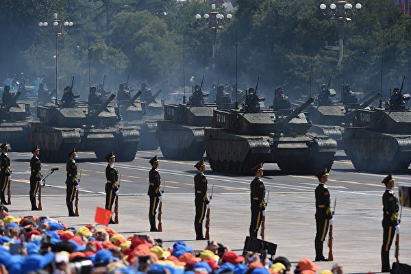2015 年 9 月 3 日，中共陸軍最新的99A 主戰坦克在北京天安門廣場參加閱兵式，該型坦克仍然無法擺脫前蘇聯坦克的影子。（Greg Baker/AFP via Getty Images）