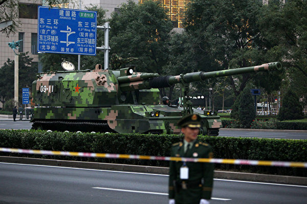 2009年9月18日，中共軍隊的自行火砲系統前往北京天安門參加閱兵式。（Feng Li/Getty Images）