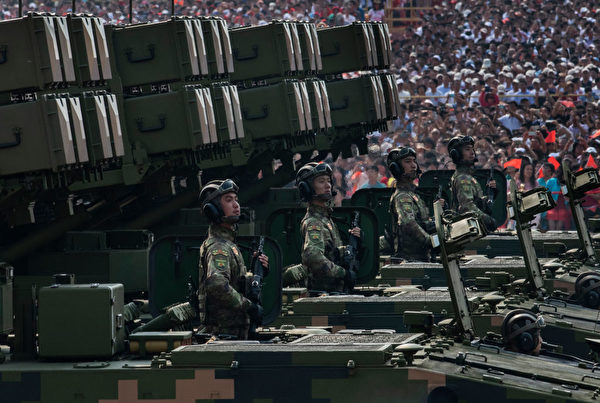 2019年10月1日，中共军队的移动火箭发射系统参加在北京天安门的阅兵。（Kevin Frayer/Getty Images）
