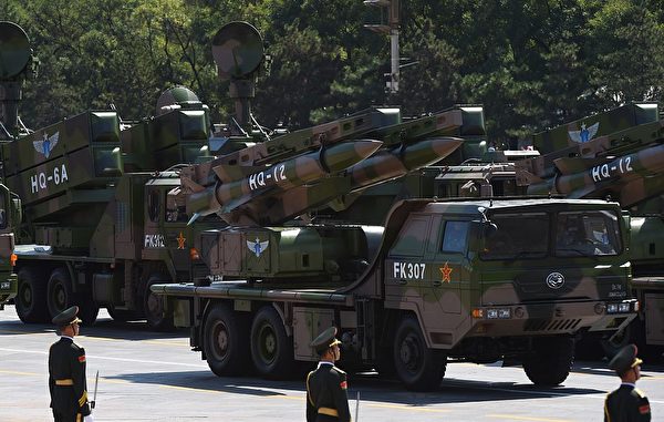 2015年9月3日，中共的红旗防空导弹在北京天安门广场的阅兵式上。（Greg Baker/AFP via Getty Images）