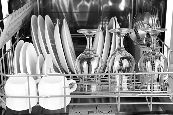 Open,Dishwasher,With,Clean,Utensils,In,It