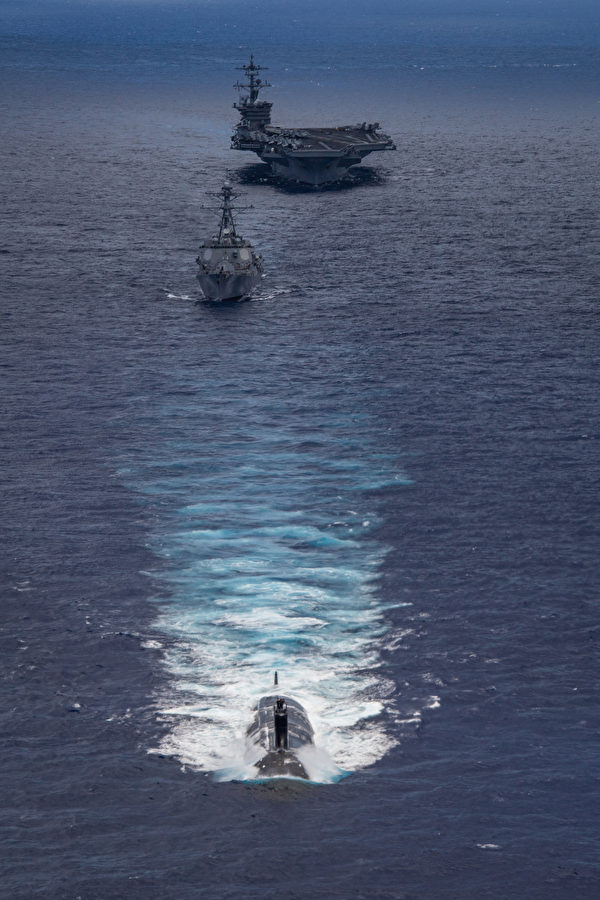 6月22日，美军的卡尔文森号航母（CVN 70）、驱逐舰德威号（DDG 105）和攻击型潜艇海狼号（SSN 21）在夏威夷海域共同演练。水下的潜艇是美国海军的另一大优势。（美国海军）