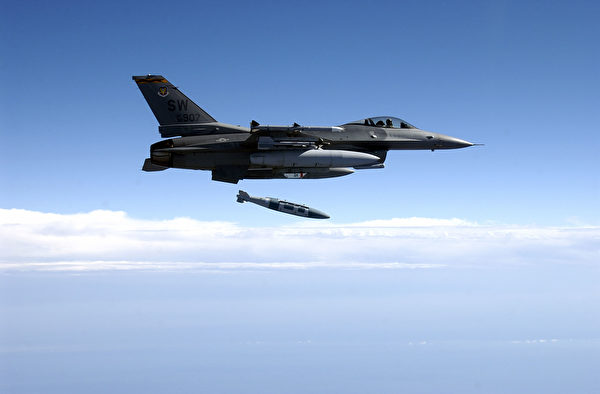 2003年2月25日，美軍一架F-16戰鬥機在測試中投放了一枚加裝導引套件的GBU-31炸彈，可 由GPS制導自動攻擊目標。（Michael Ammons/U.S. Air Force/Getty Images）