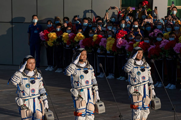 6月17日，中共三名宇航員在神舟-12號發射前的儀式上亮相，他們實際都是軍人。（Kevin Frayer/Getty Images）