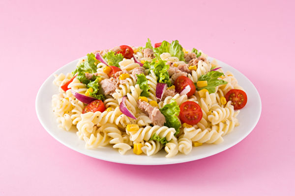 Pasta,Salad,With,Vegetables,On,Pink,Background