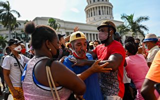 组图：抗议共产政府 数以千计古巴人上街游行