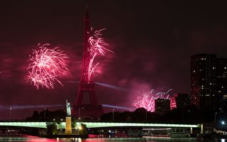 组图：法国庆祝国庆日 巴黎举行烟火表演