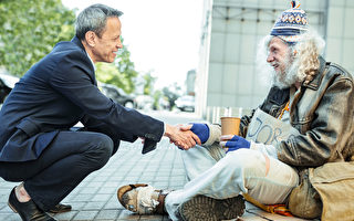 北卡退休男子与无家可归者成好友 送房给他