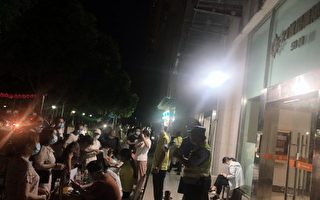 【一线采访】南京封街封机场 市民熬夜检测
