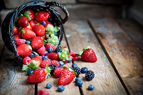 莓果丰富的颜色代表它们富含抗氧化剂和抗病营养素。(Shutterstock)