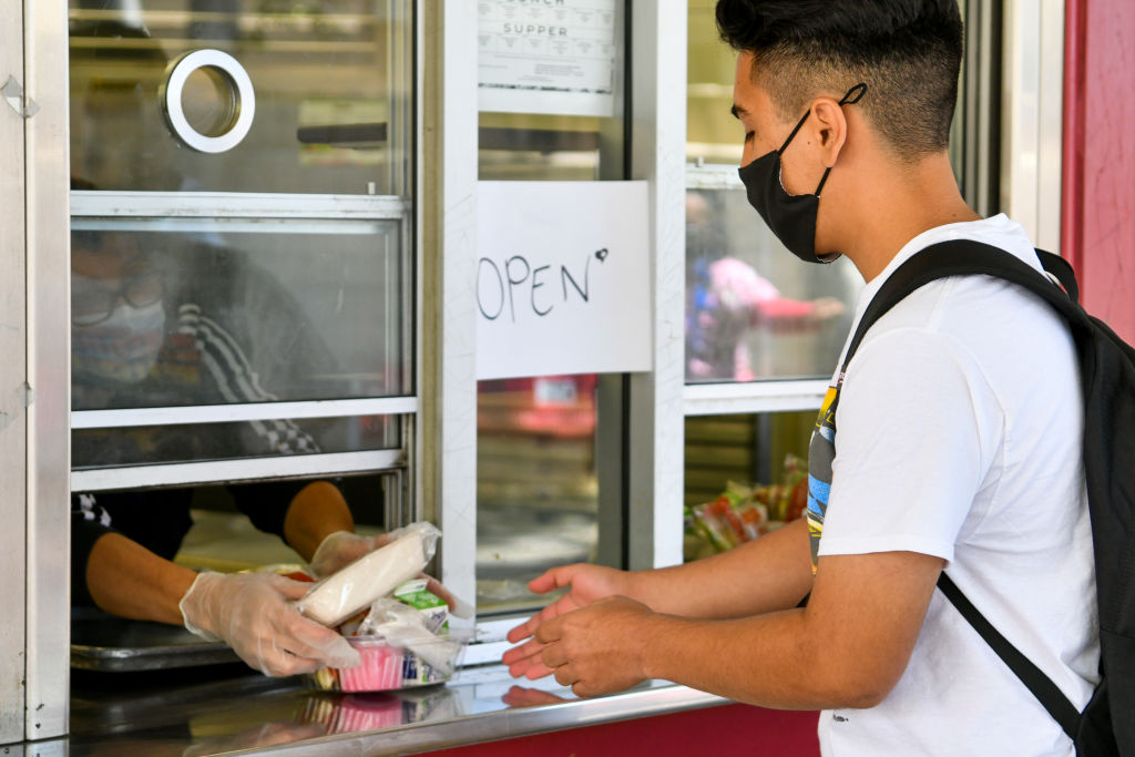 加州公立学校开始为所有学生提供免费餐