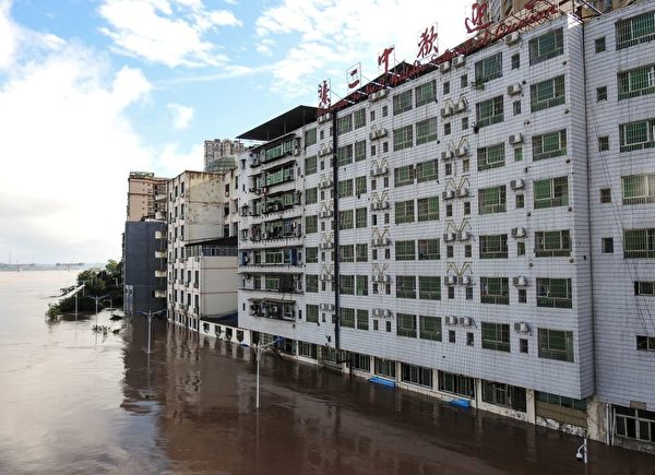 7 月 11 日，四川省達州市遭受暴雨過後，大樓被淹。 （STR/AFP via Getty Images）