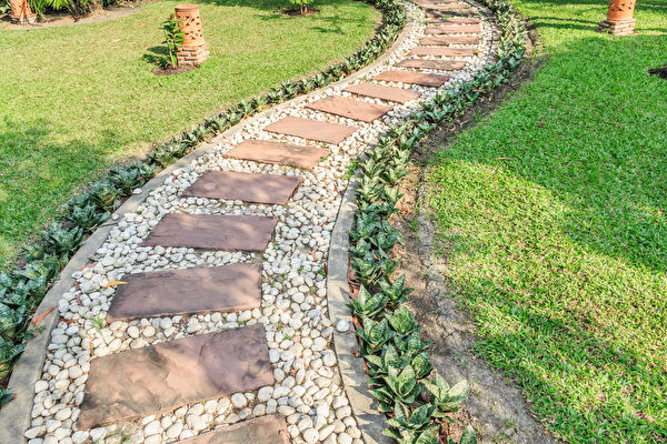 Stone,Walkway,In,The,Outdoor,Green,Garden