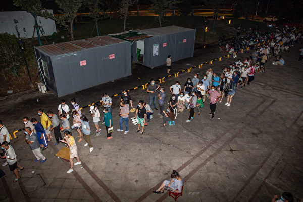 7月21日，南京居民連夜排隊進行病毒核酸檢測。（STR/AFP via Getty Images）