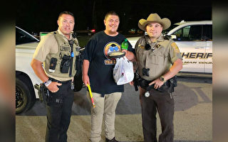 年轻自闭症男在一群善良警察帮助下返回家