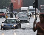倫敦遇強暴雨侵襲 水淹街道 多個地鐵站關閉