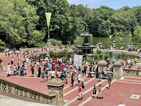7月24日中午，紐約市民陸續來到中央公園的畢士達噴泉（Bethesda Fountain）集合，準備參加遊行集會。