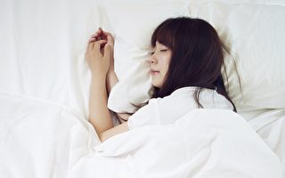 睡前1个最佳动作 放松全身筋膜、助入眠