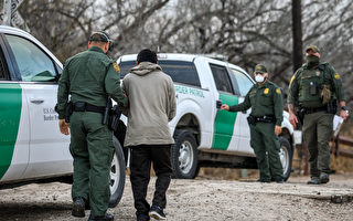 维护南部边境秩序 德州开始逮捕非法入境者