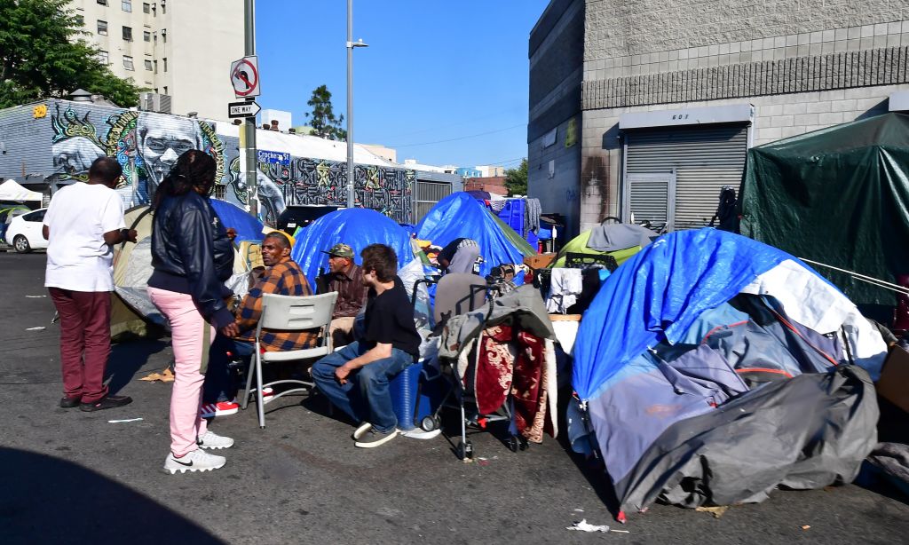 洛市議會以「反露營法」應對無家可歸問題