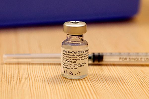 輝瑞疫苗的保護力會隨時間流失，以色列最新研究發現其整體保護力下降至39%。 (JACK GUEZ/Getty Images)