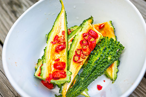 苦瓜加苦瓜籽一起煮，可平衡性味，还可摄取到苦瓜籽的营养。（Shutterstock）