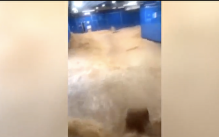 视频：广州暴雨地铁站变地下河 乘客惊逃