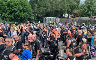 数百摩托车骑手举行集会 帮助殉职警察家庭