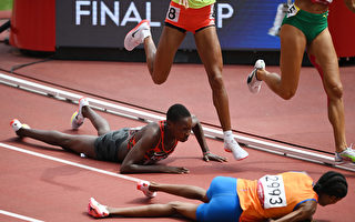 荷兰女将比赛中跌倒 起身暴冲加速追成第一