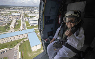 美海軍遺孀如願搭乘直升機 慶祝百歲誕辰