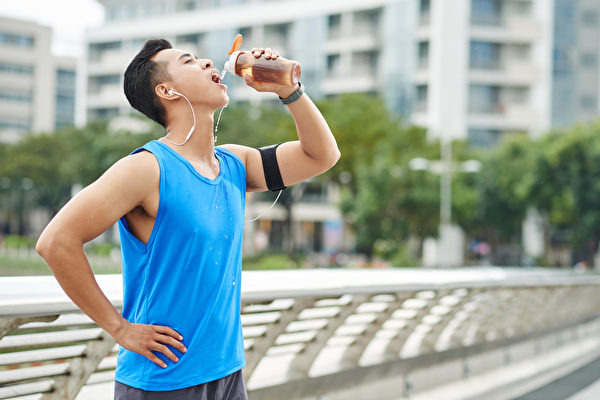運動時該如何補水？選白開水or運動飲料？(Shutterstock)