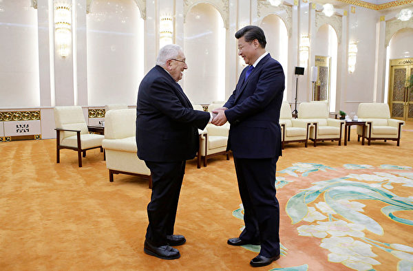 2015年，習近平在北京接見基辛格。