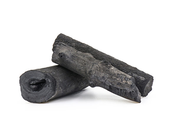 竹炭可吸附水氣，可用乾紙包好再放進櫃子。(Shutterstock)