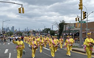 华人腰鼓队参加纽约社区游行 观众反响热烈