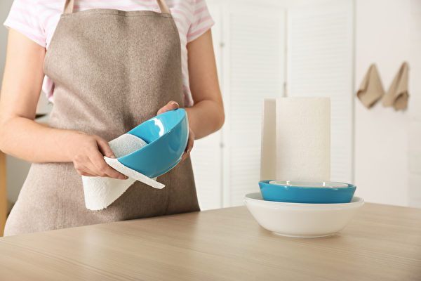 洗好的碗盤應風乾， 或使用廚房紙巾擦乾後再收納。(Shutterstock)