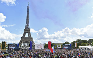 组图：巴黎举行奥运交接仪式 现场人山人海