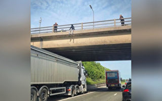 英男子欲跳桥自杀 司机把卡车停桥下防悲剧