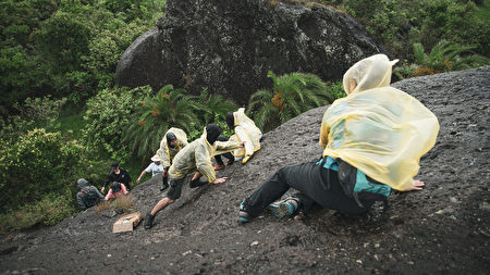 屏东县府团队陪同剧组在县内跋山涉水、不错过任何理想中的秘境拍摄点。图为大尖山前石头平台。