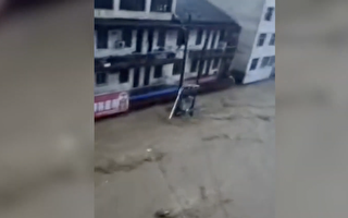 视频：湖北随州洪灾柳林镇危急 大水涨至二楼