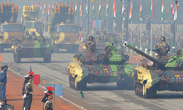 2012年1月23日，印度陆军的T72坦克在新德里阅兵式彩排期间。（Raveendran/AFP via Getty Images）