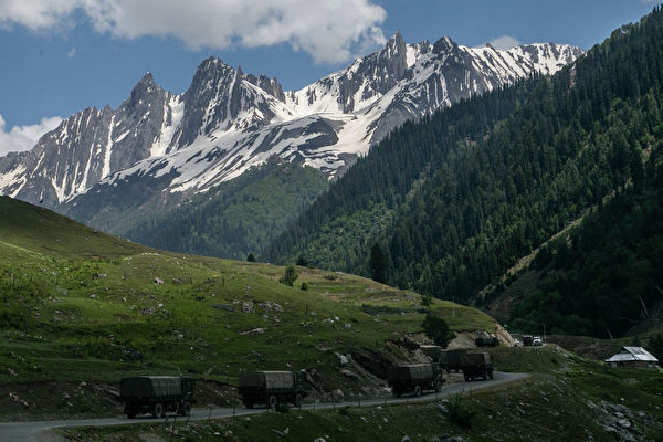 6 月 13 日，印度军队的车队装载着增援部队和补给品，穿过与中国接壤的佐吉拉山口，该山口被认为是世界上第二大危险山口，海拔 3529 米。（Yawar Nazir/Getty Images） 