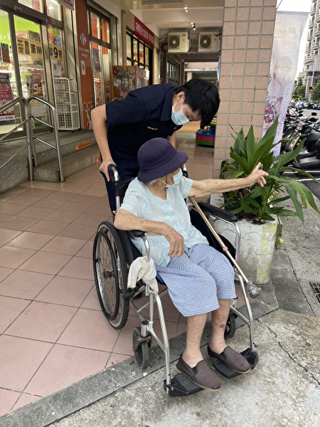员警除了连忙安抚老妇情绪外，也赶紧先将老妇带回派出所安置休息。