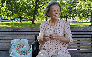 多伦多著名地标前 天天等中国游客的老奶奶