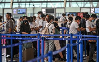 美國解禁 中國留學生上海機場排長隊等赴美
