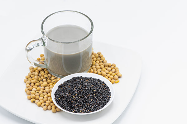 用枸杞、黑芝麻等五色食材煮的豆浆，对于保养卵巢和五脏有益。(Shutterstock)
