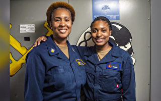 難得機會 母女倆在美國海軍同一艘戰艦服役